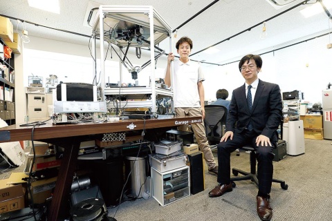 東京・大崎のオフィスでは、AIやマシン関連の研究開発を行っている。写真右はCEOの小川隆氏。左はCTOの興野悠太郎氏