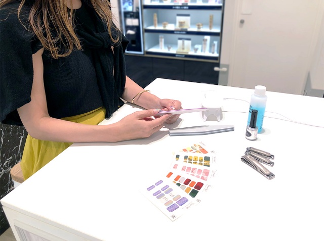 大丸松坂屋に開店 定額制で付け替え放題の時短ネイルサロン 日経クロストレンド 大丸松坂屋に開店 定額制で付け替え放題の時短ネイルサロン 日経クロストレンド