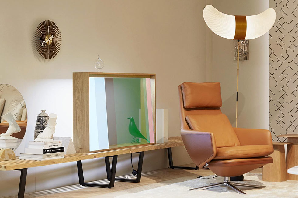 透過型液晶を使ったテレビのコンセプトモデル「Vitrine」。スイスの家具メーカーVitraとパナソニック、スウェーデンのデザイナーが共同開発した