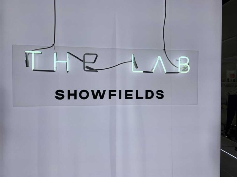 ニューヨーク発の新型店舗SHOWFIELDSはツアー型の販売手法を取り入れるなど、これまでにない体験を軸に人気を集めている