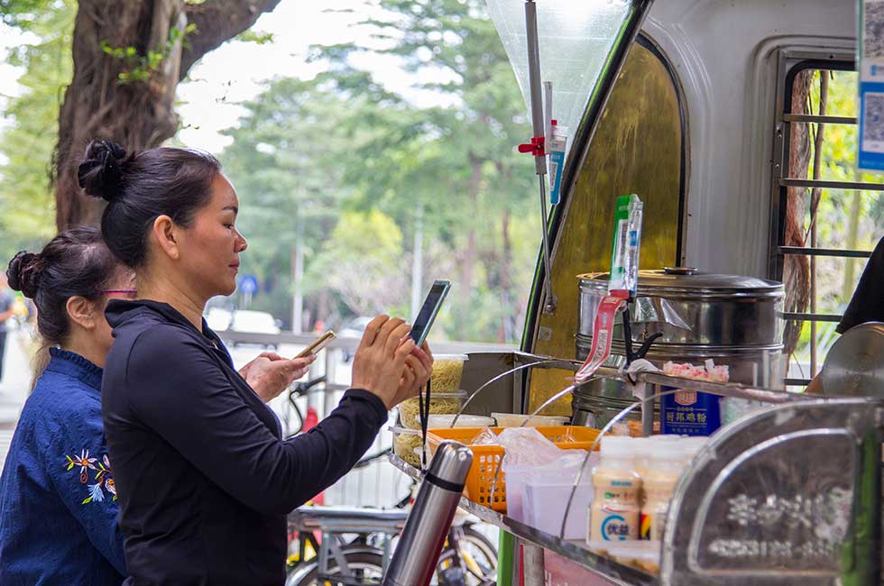 「47都道府県キャッシュレス決済普及率ランキング2020」で各サービス別に支持傾向を分析。各社の強みや課題がそこから浮かび上がった（写真／Shutterstock）
