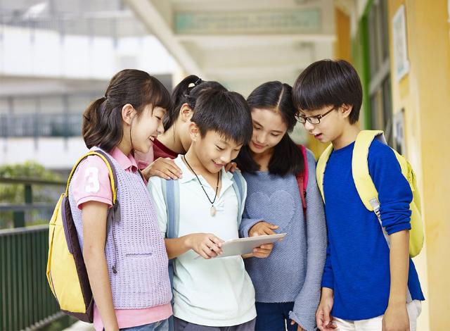 スマホ時代の小学生 動画に1日44分 月の小遣い486円 日経クロストレンド スマホ時代の小学生 動画に1日44分 月の小遣い486円 日経クロストレンド