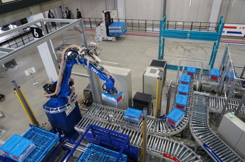 折り畳みコンテナを持ち上げるIHI物流産業システムのパレタイザー