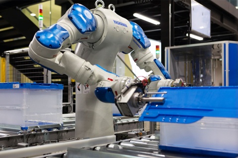 安川メカトレックの双腕ロボが鮮やかに箱を開封していく