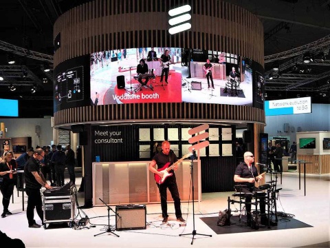 MWC Barcelonaに毎年大規模なブースを構えるエリクソンが早々に不参加を表明したことが、その後多くの企業が参加を見送ることに影響した。写真は19年の会場内の様子。ライブ映像配信のデモをしているところ