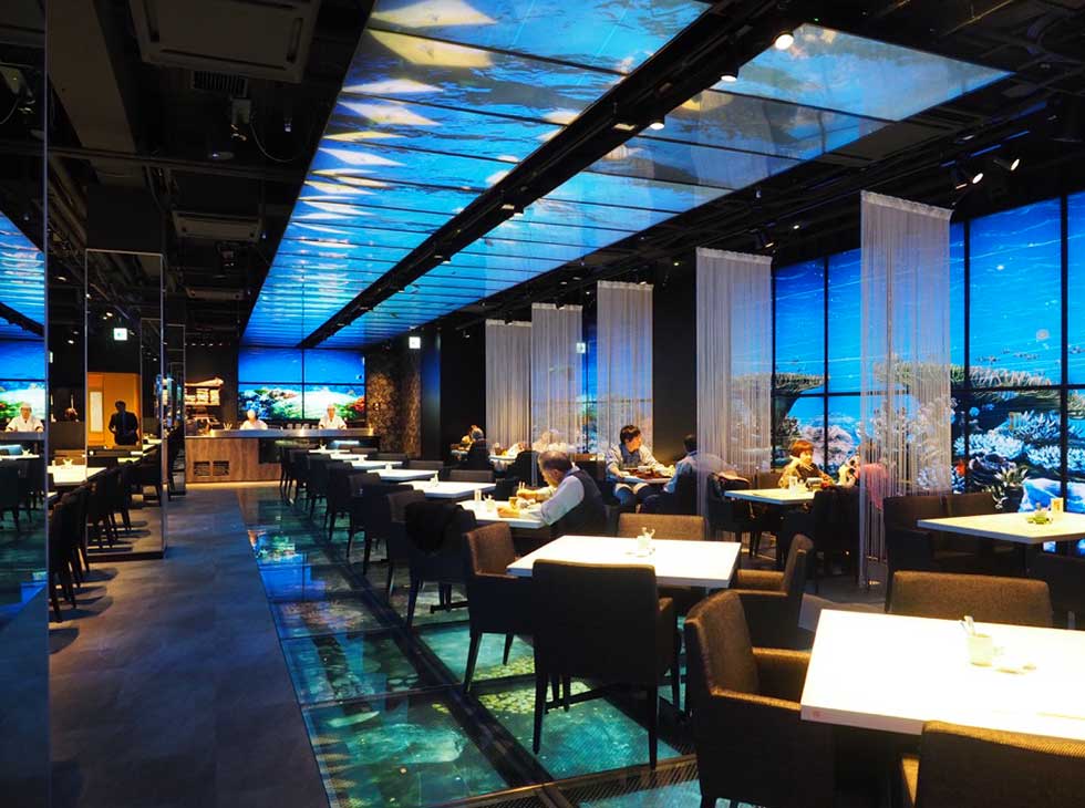 竹取物語や鶴の恩返しを投映し空間演出、目でも味わうレストラン：日経