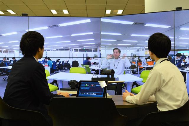 巨大画面テレワーク 実践する先進企業 新型コロナで脚光 日経クロストレンド 巨大画面テレワーク 実践する先進企業 新型コロナで脚光 日経クロストレンド