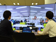 “巨大画面テレワーク”実践する先進企業 新型コロナで脚光