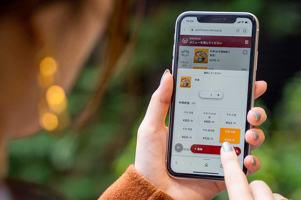 吉野家ホールディングスは2020年2月14日から、ネットで事前注文して店舗で受け取れるモバイルオーダーサービスの全国展開を始めた