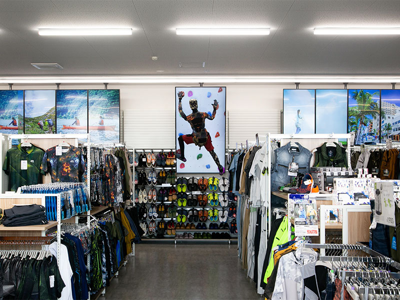 ワークマン「変身店舗」で二兎を追う　2分で看板、店内早変わり