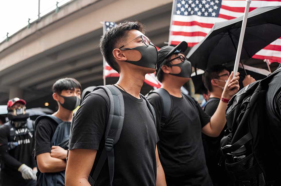 香港人のマスクの色が 黒 から 青 に変わったのはなぜか 日経クロストレンド