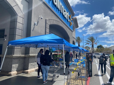 ロックダウン(都市封鎖)が続く米国。この状況でもお客がリアル店舗に押し寄せ業績好調な米ウォルマートは、店の入り口付近にカートなどでバリケードを作り、来店客が一直線の行列となり、適度なソーシャルディスタンスをとれるように対策していた