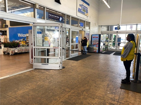 自宅近所にあるウォルマート・ディスカウントストアでは入り口と出口が明確に分けられ、入り口には常時スタッフがいて、ハンドカウンター片手に入場制限を実施していた