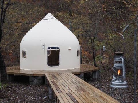 DOAI VILLAGEのゲストルーム。テントに近い構造ながら、快適な住空間を確保できるという