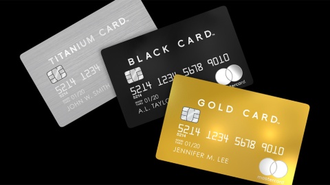 カードは「チタン」「ブラック」「ゴールド」の3種で、全てメタル製