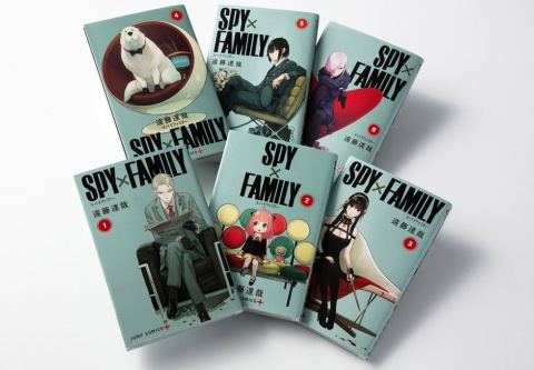遠藤達哉が集英社の漫画誌アプリ「少年ジャンプ＋」で連載中の『SPY×FAMILY』。最新の第6巻の単巻初版発行部数は100万部、累計発行部数は800万部超とヒット中（写真／渡辺慎一郎）