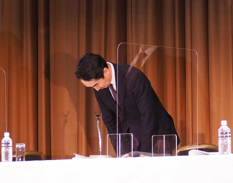 LINEが謝罪と対応策 透明性強化のトレンド見誤る「わきの甘さ」：日経