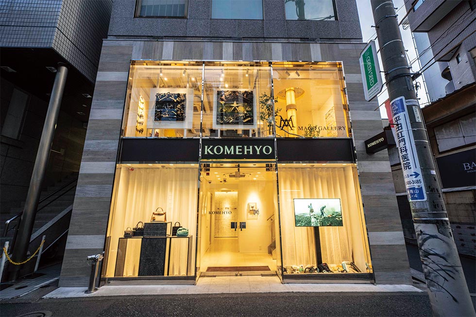 店舗の外観。ディスプレー画面には、ガーナの首都、アクラ近郊にあるアグボグブロシー地区の様子を映したドキュメンタリー映画の一部を流している。同地区は電子機器の不法投棄場として知られ、ごみを燃やす煙が大気汚染の原因にもなっている