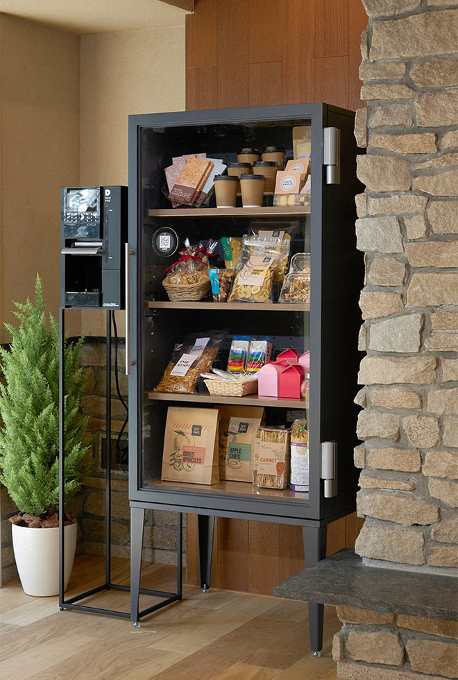 600が新たに展開するStore600。幅68.5×奥行き52.1×高さ160cmのショーケースに商品が並べられている