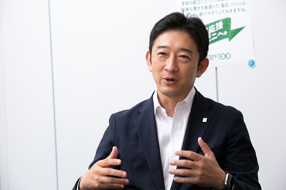 ローソンストア100の佐藤隆史社長。同社のストアコンセプト刷新の狙いを語る