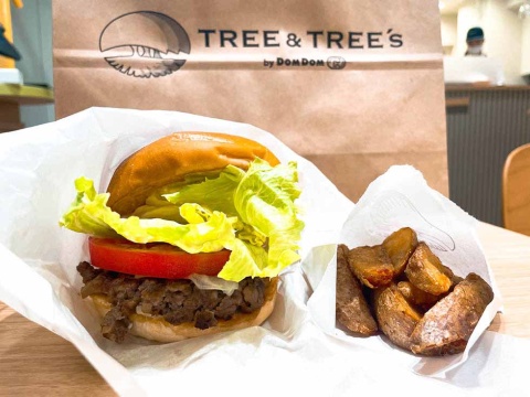 パテに和牛のみ120gを使用した「和牛バーガー 塩」(税込み1350円)。レギュラーメニューのハンバーガーには十勝産マチルダを使用したフライドポテトが付いている