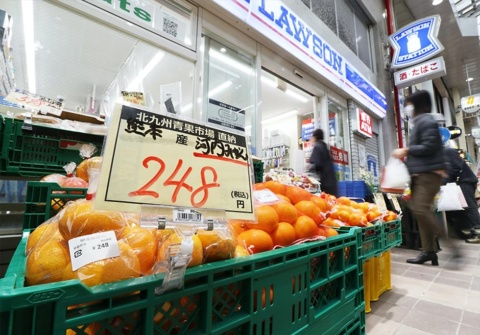 店先で九州産の野菜や果物を販売している（北九州市のローソン小倉魚町二丁目店）