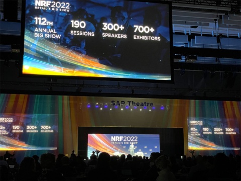 NRF2022開幕時。主催者が、期間中に実施されるセッション数や登壇者数などを紹介