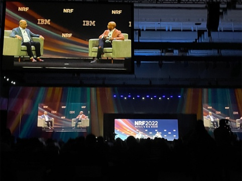 基調講演に登場した米IBMのアービンド・クリシュナCEO（左）と、聞き手のCNBCキャスターのジョン・フォート氏