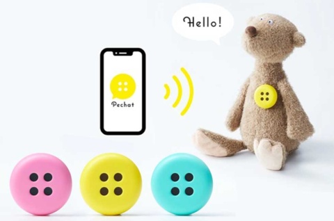 ぬいぐるみに取り付けて子供がおしゃべりを楽しめるボタン型スピーカー「Pechat（ペチャット）」。新モデルは税込み5990円