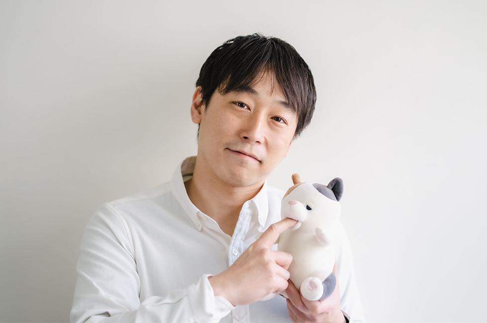甘噛みハムハムを企画したユカイ工学CMO（最高マーケティング責任者）の冨永翼氏。企画が一度ボツになりかけた中から一転、商品化へ。今回は、ユカイ工学のものづくりの仕組みに迫った