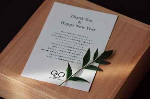 ギグワークスが提供するプレミアムなフードデリバリーサービス「QG DISH」では2021年末のトライアル時に、おせち料理に「ご挨拶文」を添付した。日本デザインセンターが発案してデザインなどを手がけ、三越伊勢丹ビジネスソリューション事業部がナンテンの葉を手配した