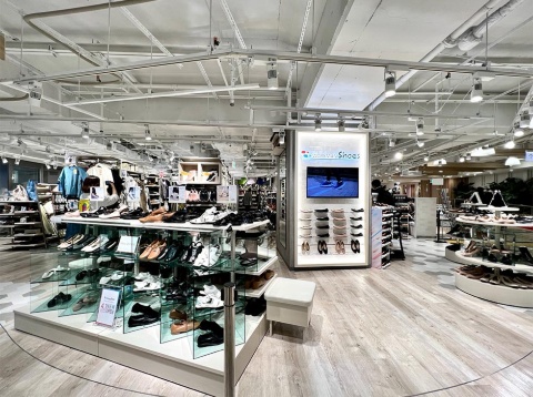 大阪・難波のファッションモール「なんばCITY南館」に2022年4月1日開業した「ワークマンシューズ」。売り場面積は188平方メートル。真向かいの「#ワークマン女子なんばCITY店」と合わせると同社最大規模になる