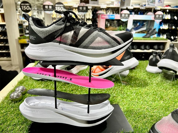 ワークマンが新たな靴専門で攻勢 女性客取り込み 3強 を猛追 日経クロストレンド ワークマンが新たな靴専門で攻勢 女性客取り込み 3強 を猛追 日経クロストレンド