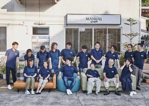 静岡県裾野市に拠点を構えるフジライトは、オリジナルソファのD2Cブランド「MANUALgraph（マニュアルグラフ）」を展開。代表の鈴木大悟氏（写真前列中央）に、東京でのポップアップストア展開について聞いた