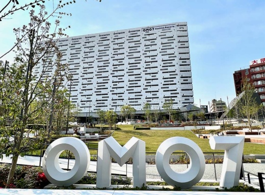 2022年4月22日、大阪市浪速区に開業した「OMO7大阪 by 星野リゾート」。客室数436室。国内初となる建物の外装に白い膜を張る設計など環境に配慮した建築技術を導入した