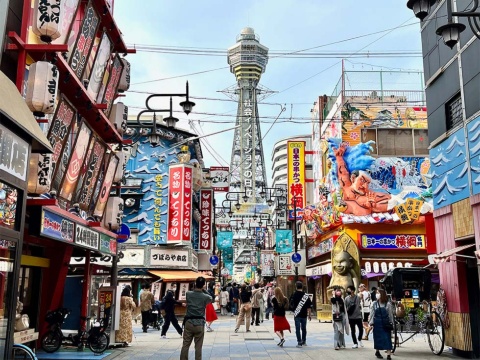 OMO7大阪の徒歩圏内には、大阪のシンボル通天閣や新世界エリアがあり、都市観光を楽しむ旅行客にとっては魅力的なロケーションだ。「OMOレンジャー」と新世界を巡るご近所ツアーも用意した