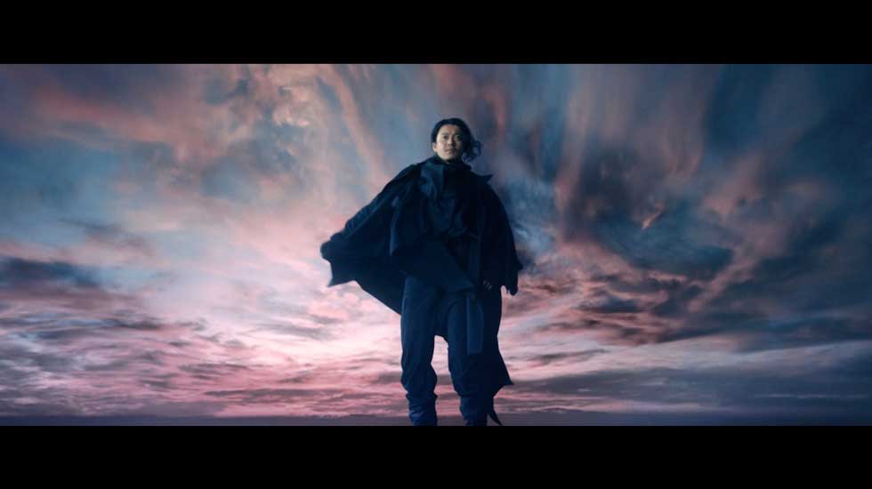 小栗旬の低音ボイスが映像救う レグザ新CMの半年かけたこだわり：日経