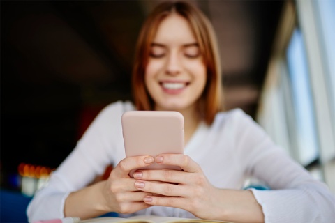 ヤフーの検索データをデータアナリストが分析。世代ごとに違いが明らかになった。Z世代が注目する著名人とは一体……(画像/Shutterstock)