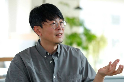 クラシコム代表の青木耕平氏。1972年生まれ。2006年、実妹である佐藤友子とクラシコムを共同創業。07年よりライフカルチャープラットフォーム「北欧、暮らしの道具店」を運営する