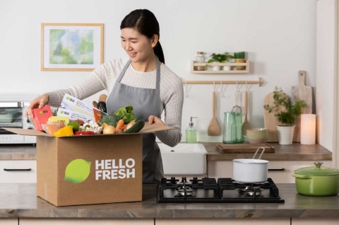 日本では22年4月から正式にスタートしたミールキット定期宅配サービスはオンラインのサブスクリプション(定額制の継続購入)で、料金は2人前3食分で税込み5190円(1食あたり810円、送料は330円)。「定番」「ファミリー」「低カロリー」「ワールドグルメ」の4プランがあり、毎週更新される12種から3~4メニューを選択可能(4メニューは2人前のみ)。配達頻度は1週間・隔週・4週間に1回から選択可能(画像提供/ハローフレッシュ・ジャパン)