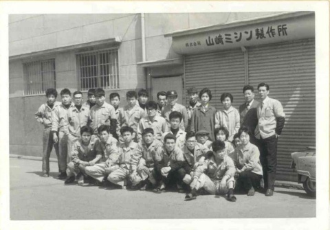 アックスヤマザキは、1946年に家庭用ミシンを製造する専門メーカーとして創業