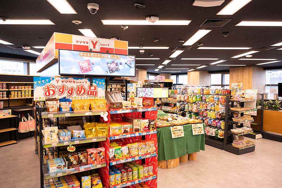 NTT東日本本社ビル内の売店。天井には人の動きを見る映像AIカメラが8台取り付けられている