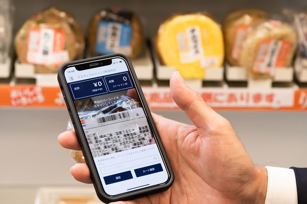スマホに入れた専用アプリで商品のバーコードを読み取り、購入手続きを進める