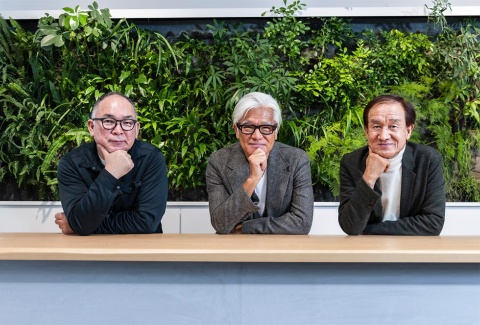 プライベートでも親交があり、国内外の商業施設やまちづくり事例を一緒に視察などもする3者が地方創生について激論を交わす。写真左から、スノーピーク会長兼社長の山井太氏、バルニバービ会長の佐藤裕久氏、商い創造研究所代表の松本大地氏