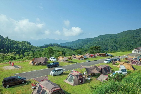 スノーピークが地方創生事業を本格スタートするきっかけとなったのが、「スノーピーク奥日田キャンプフィールド」のリニューアルオープン。大分県日田市からの依頼でコンサルティングを行い、さらに運営管理者として2015年に開業した。運営後5年で、宿泊利用客3.3倍、収入6.5倍に成長