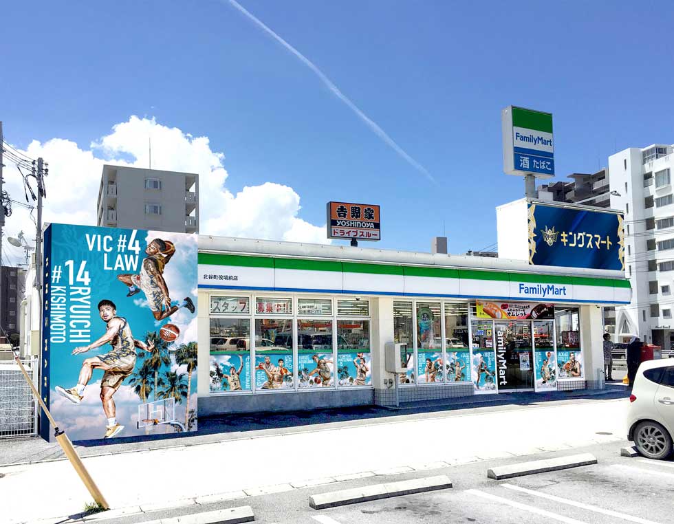 激レア外観のファミマ、なぜ沖縄に？ きっかけは「赤いローソン 