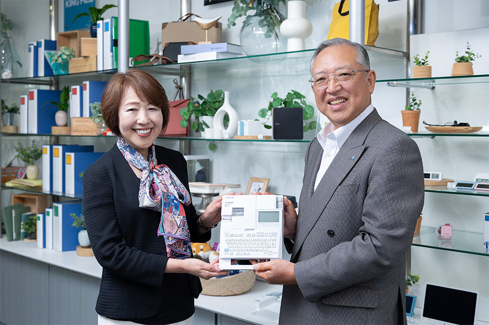 キングジム新社長はマーケ出身、商品開発を主導 新旧社長ガチンコ対談