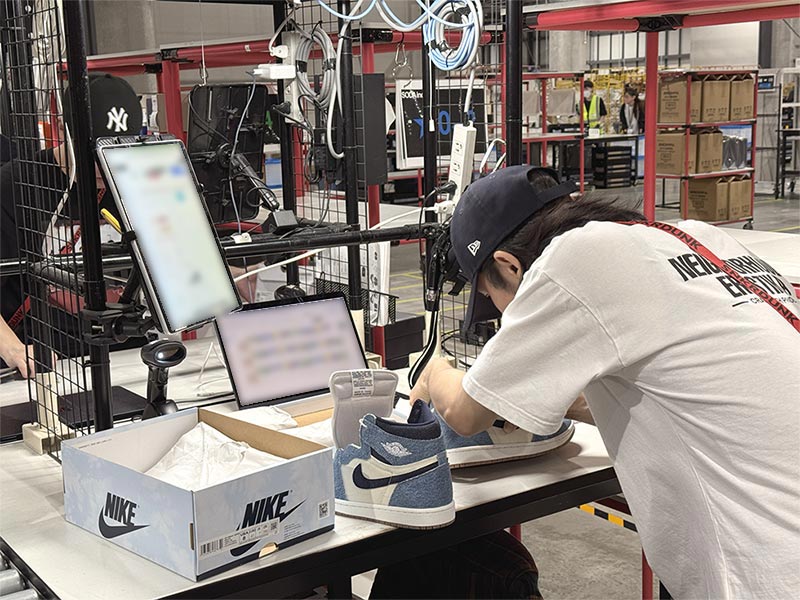 スニーカーフリマ、鑑定で偽物リスク抑制　商品内部まで見る現場に潜入