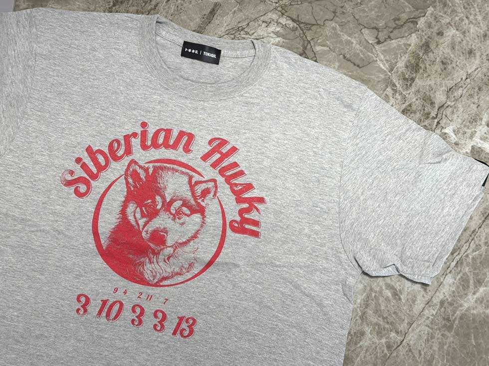 公式が異例の「ネタバレOK」 若者に人気、“謎解きTシャツ”の秘密：日経