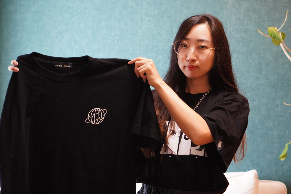 公式が異例の「ネタバレOK」 若者に人気、“謎解きTシャツ”の秘密：日経